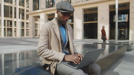 Afroamerikanischer-Geschäftsmann,-Der-Draußen-Einen-Laptop-Benutzt